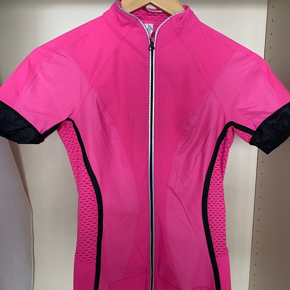 Stylish Lululemon short-sleeve jacket in fucsia size 6
